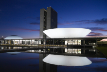 Imagem noturna da fachada do Congresso Nacional em Brasília; em destaque, a Câmara dos Deputados