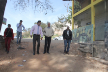 Vereador Jair Di Gregório, Josué Costa Valadão (secretário municipal de Obras e Infraestrutura), Farid Sales de Carvalho (Coordenadoria de Atendimento Regional Venda Nova) e João Vitor Abrantes Nicácio (engenheiro civil da Sudecap), em visita técnica à Rua Macedo, Bairro Serra Verde, Região de Venda Nova, nesta quinta-feira (18/7)