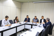 Parlamentares compõem mesa de reunião