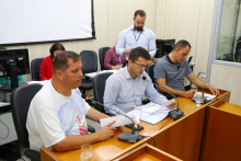 Parlamentares compõem mesa de reunião