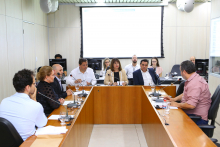 Parlamentares e convidados compõem mesa de reunião