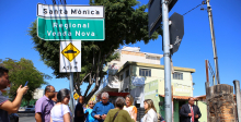 Comitiva em visita ao Bairro Santa Mônica. Placa indica o nome do bairro e da regional Venda Nova. Vereadora Nely Aquino
