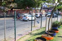 vista da via pública a partir do pátio interno da escola, limitado por uma grade