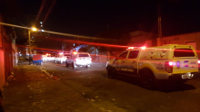 Carros da Guarda Civil circulam em ruas do Bairro Dom Cabral durante a noite
