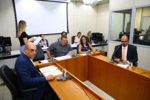 Parlamentares compõem mesa de reunião