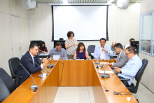 Parlamentares compõem mesa de reunião