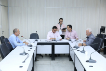 Parlamentares compõem mesa de reunião