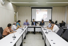 parlamentares e convidados compõem mesa de reunião