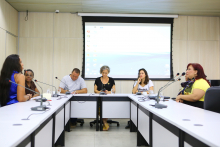 Vereadoras Cida Falabella e Bella Gonçalves, vereador Edmar Branco, Josiane Cecília Rosa da Silva Alves (representante da Endomarcha), Patrícia Gomes Vilaça (diretora voluntária do Endometriose Mulheres – Minas Gerais), Maria Helena Nogueira (presidente da Associação e Ministério Nacional e Universal de Endometriose, Infertilidade e Dor Crônica do Brasil Acalentar), Danielle Nunes Rosa de Oliveira (assessora parlamentar da Gabinetona), em reunião da Comissão de Mulheres, nesta segunda-feira (7/10)