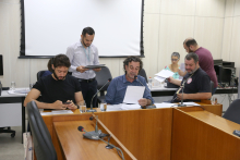 Vereadores Gilson Reis, Pedro Patrus e Gabriel Azevedo, em reunião da Comissão Especial de Estudo sobre Direitos Trabalhistas dos Servidores e Empregados Públicos Municipais, nesta terça-feira (29/10)