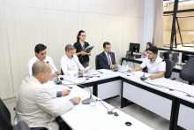 parlamentares compõem mesa de reunião