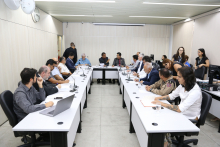 parlamentares e convidados compõem mesa de reunião