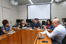 parlamentares e convidados compõem mesa de reunião