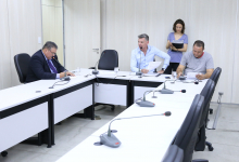 parlamentares compõem mesa de reunião