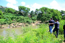 Comissão de Meio Ambiente e Política Urbana, em visita técnica às margens do Córrego do Onça para avaliar riscos e prejuízos causados pela água das chuvas, nesta quinta-feira (5/3)