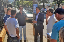 Vereador Wesley Autoescola e representantes da BHTrans e Regional Barreiro, em visita técnica da Comissão de Desenvolvimento Econômico, Transporte e Sistema Viário, à Avenida Waldyr Soeiro Emrich, no Bairro Santa Helena, Regional Barreiro, nesta segunda-feira (9/3)