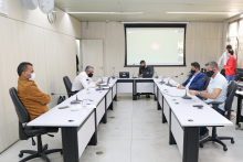 Vereadores Gabriel, Jair Di Gregório, Wesley Autoescola, Fernando Borja e Professor Juliano Lopes, em participação presencial, na reunião da Comissão Especial de Estudo sobre Enfrentamento da Covid-19, nesta terça-feira (26/5)