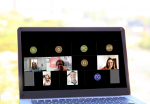 Cinco vereadores - um homem, quatro mulheres - dividem espaço na tela de um notebook ao realizar uma reunião remota virtual. 