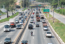 Anel rodoviário, durante o dia, com trânsito intenso de mais de quarenta veículosnas duas vias.