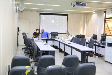 Três parlamentares reunidos no plenário. Os três usam máscaras. Ao fundo, tela em videoconferencia