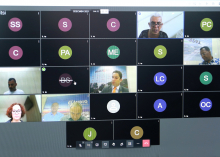 Monitor de computador exibe vereadores em videoconferência