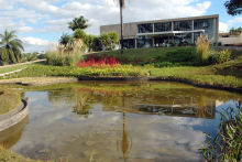 Prédio do Museu de Arte da Pampulha com lago à frente, durante o dia