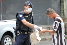 PBH, por meio da Guarda Municipal, distribui máscaras de proteção à covid-19 no Bairro Santa Efigênia
