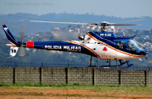 Helicóptero em sobrevôo baixo no Aeroporto Carlos Prates, durante o dia