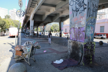 Baixio do Viaduto Santa Tereza, pessoas em situação de rua, em frente à Serraria Souza Pinto