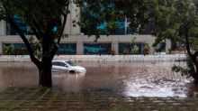 Terreno plano alagado com veículo particular de pequeno porte  submerso . 