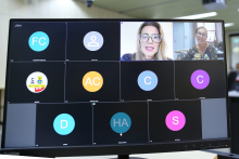 Duas mulheres dividem a tela de computador em reunião remota
