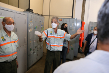 Dois trabalhadores vestidos com uniforme de guarda de trânsito da BHTrans. Ambos usam máscara. Um dele está com os braços abertos e as sobrancelhas arqueadas fazendo sinal de falta de entendimento