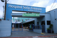 Fachada da unidade do Hospital Sofia Feldman, no bairro Carlos Prates. Fachada pintada de azul com letreiro branco