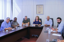 Sentados em uma mesa em formato de U, seis parlamentares. Ao centro, a presidente Nely Aquino e o primeiro à esquerda, o novo  líder do prefeito, Bruno Miranda