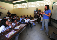 Professora e alunos em sala de aula