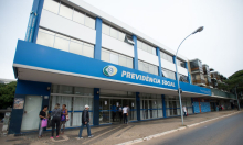 Fachada do INSS, em azul e branco