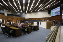 Imagem do Plenário com vereadores presentes