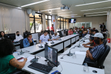 Imagem da sala de reunião com diversos participantes 