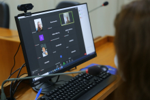 Imagens de três vereadores em reunião remota, em tela de computador