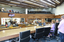 Imagem do Plenário Amynthas de Barros. Vestida de lilás, a presidente Nely Aquino (Pode) ocupa a mesa diretora