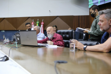 Foto da mesa diretora com os vereadores Juliano Lopes e Henrique Braga