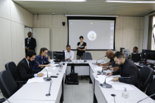 cinco vereadores reunidos, sentados à mesa, acompanhados de três assessores ao fundo. 