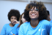 Foto mostra alunos em sala de aula 