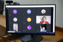 três parlamentares participam de reunião remota e seus rostos estão em tela de computador.