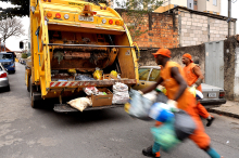 Foro de garis recolhendo lixo doméstico e colocando no caminhão de coleta
