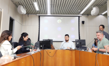 Quatro parlamentares sentados à mesa, reunidos.