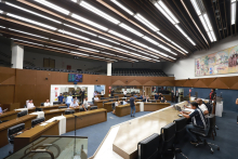 imagem lateral da mesa diretora e das cadeiras do Plenário Aynthas de Barros