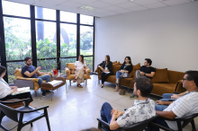 O presidente da Câmara, Gabriel, a vereadora Fernanda Pereira Altoé, assessores e servidores sentados em círculo, em reunião na sala da presidência