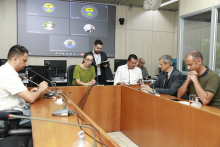 Cinco parlamentares em reunião, sentados à mesa.