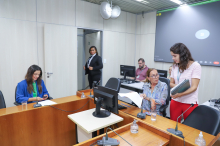 Imagem da presidente Professora Marli (PP) e da vereadora Marcela Trópia (Novo) durante a reunião